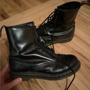 Black doc martens women’s 10
